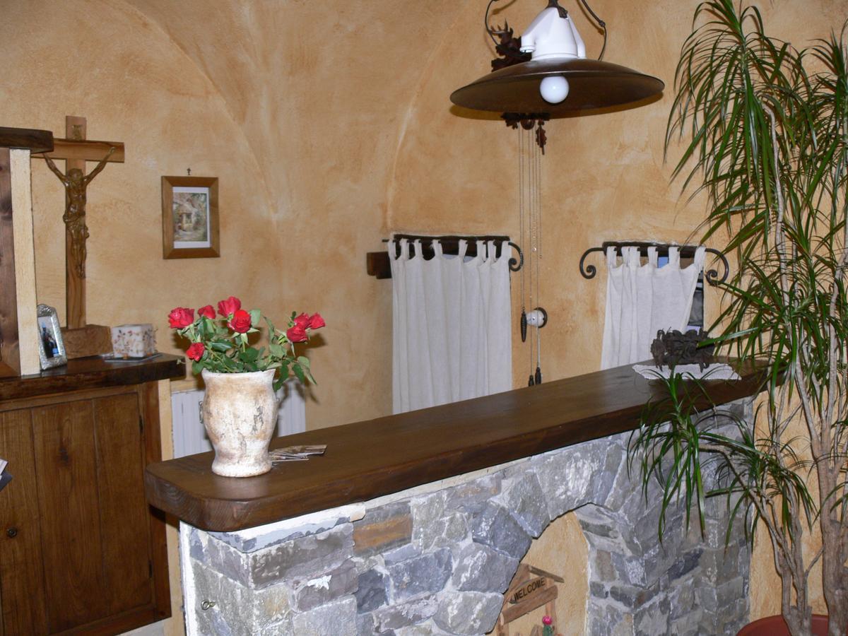 Il Cappellaio Matto Bed & Breakfast Montalto Ligure Eksteriør bilde
